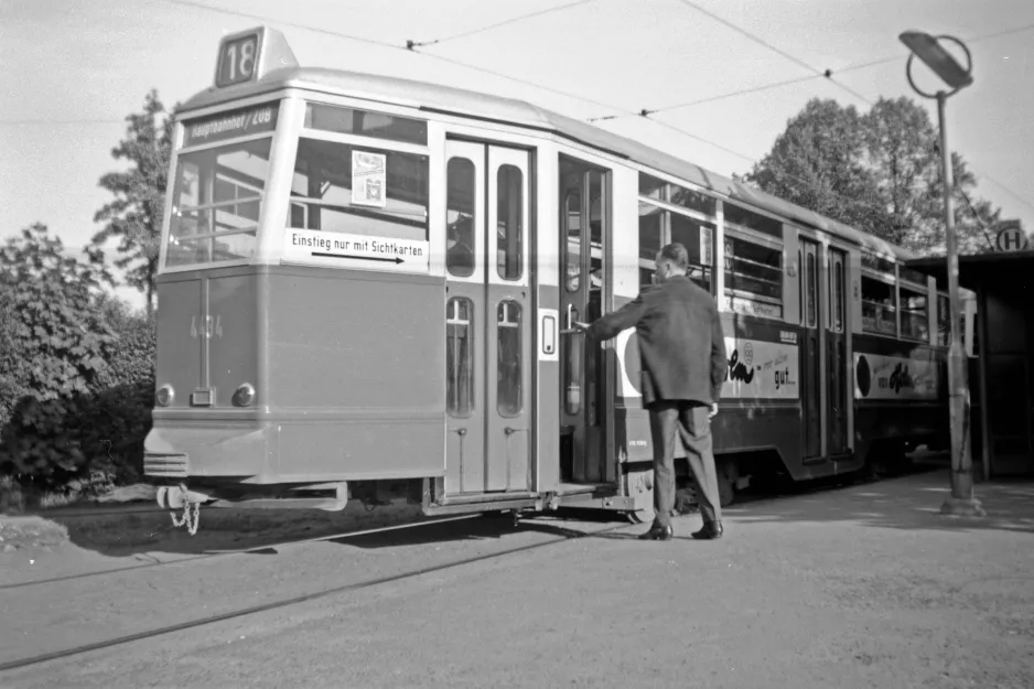 Hamborg sporvognslinje 18 med bivogn 4484 på Eppendorfer Marktplatz (1965)