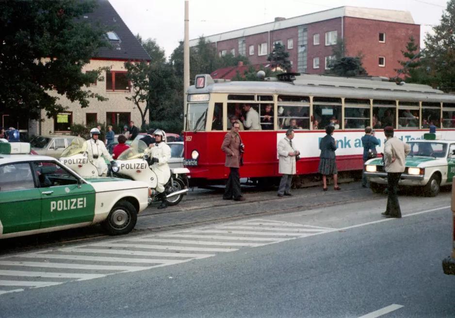 Hamborg sporvognslinje 2 med motorvogn 3657 på Lokstedter Steindamm, set fra siden (1978)