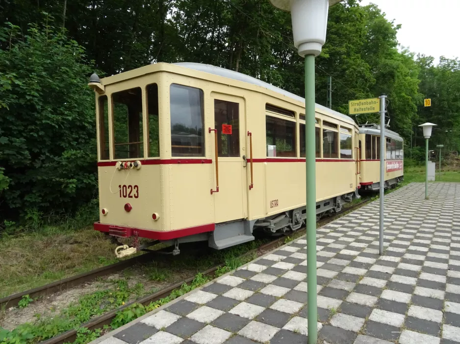 Hannover Hohenfelser Wald med bivogn 1023 ved Straßenbahn-Haltestelle (2020)