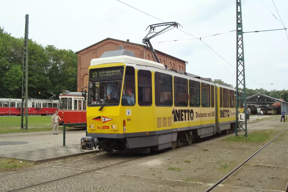 Hannover Hohenfelser Wald med ledvogn 6016 ved Straßenbahn-Haltestelle (2016)