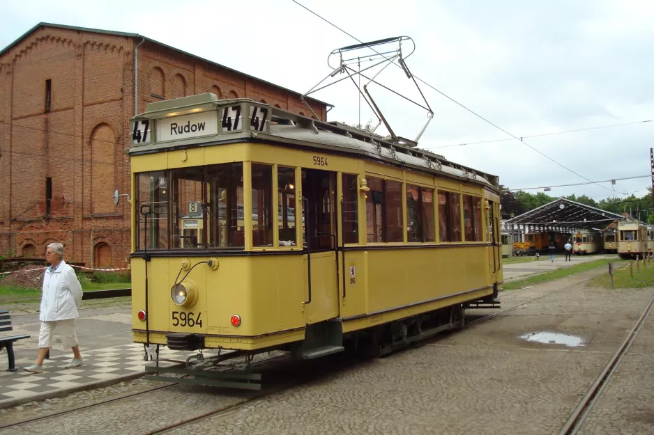 Hannover Hohenfelser Wald med motorvogn 5964 ved Straßenbahn-Haltestelle (2010)