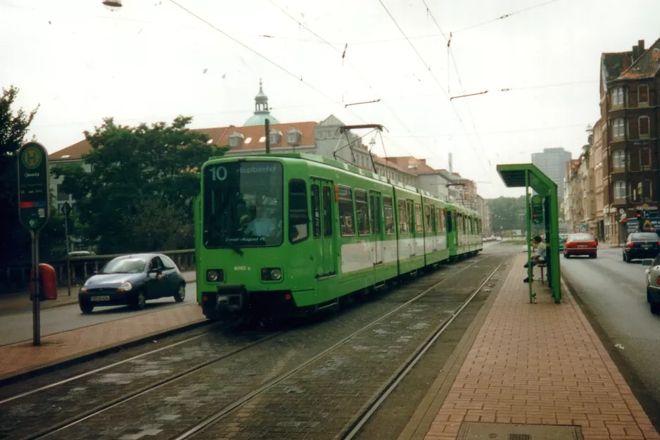 Hannover sporvognslinje 10 med ledvogn 6062 ved Clevertor (1998)