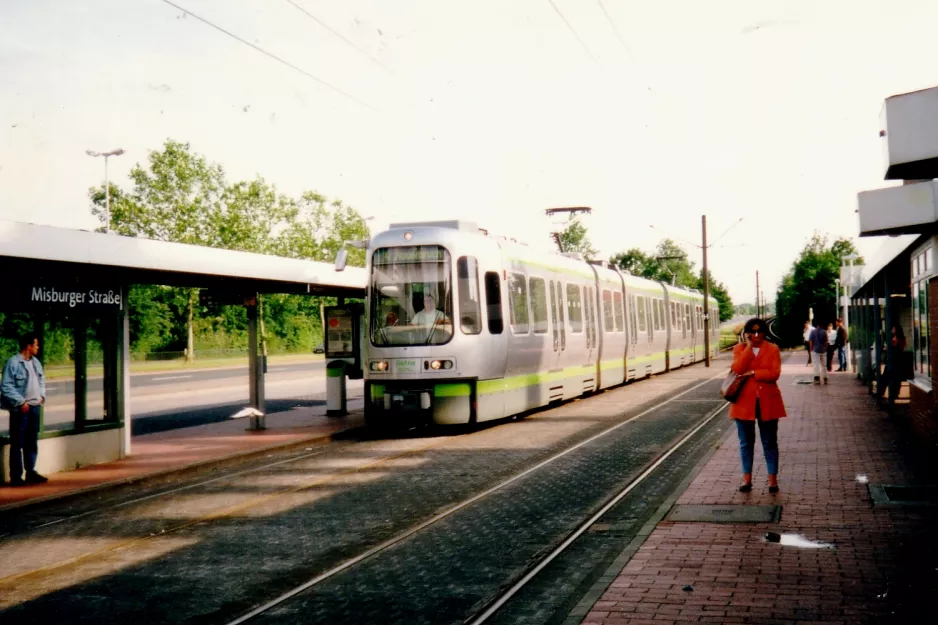 Hannover sporvognslinje 4 med ledvogn 2579 ved Misburger Str. (2002)