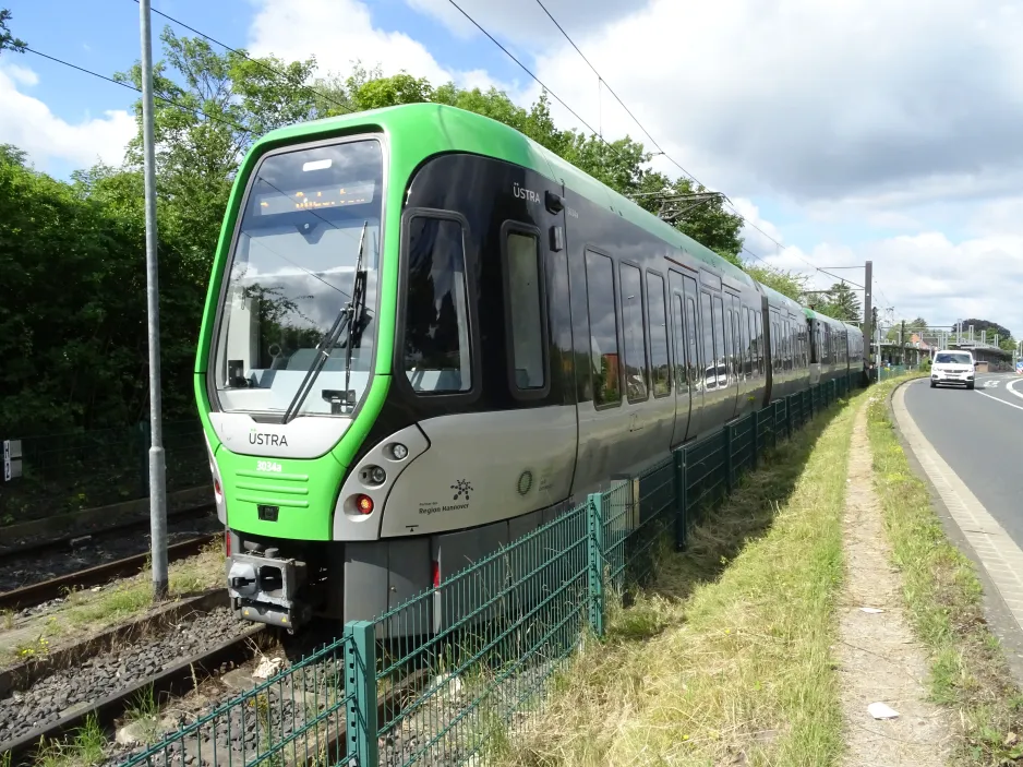 Hannover sporvognslinje 5 med ledvogn 3034 nær Anderten (2024)