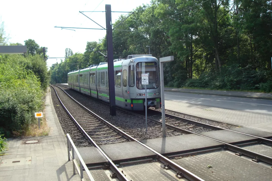 Hannover sporvognslinje 7 med ledvogn 2548 på Wallensteinstraße (2014)