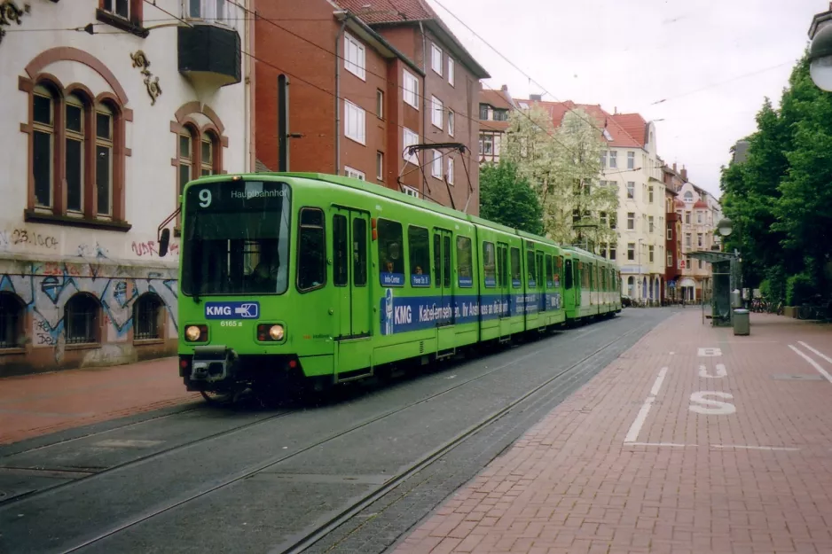 Hannover sporvognslinje 9 med ledvogn 6165 ved Nieschlagsstr. (2006)