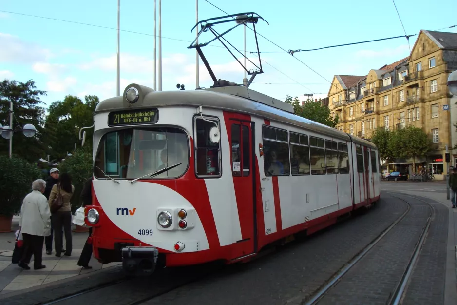 Heidelberg ekstralinje 21 med ledvogn 4099 ved Bismarckplatz (2009)