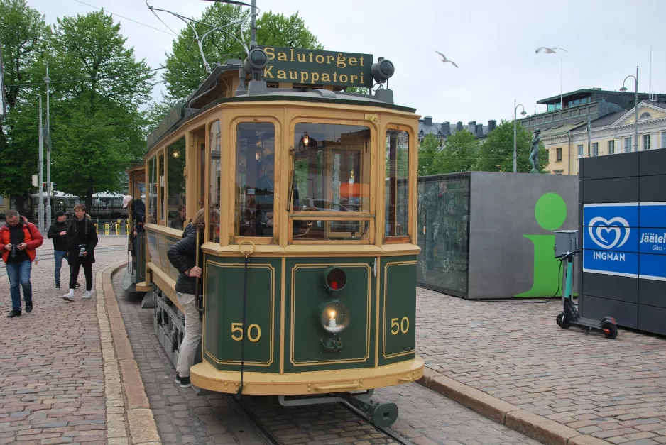 Helsingfors museumslinje med motorvogn 50 ved Kauppatori/Salutorget (2019)