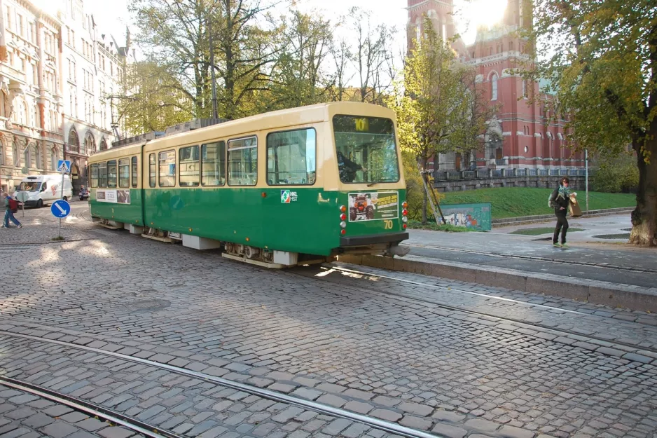 Helsingfors sporvognslinje 10 med ledvogn 70, bagsiden Johanneksenpuisto / Johanneksenkirkko (2011)