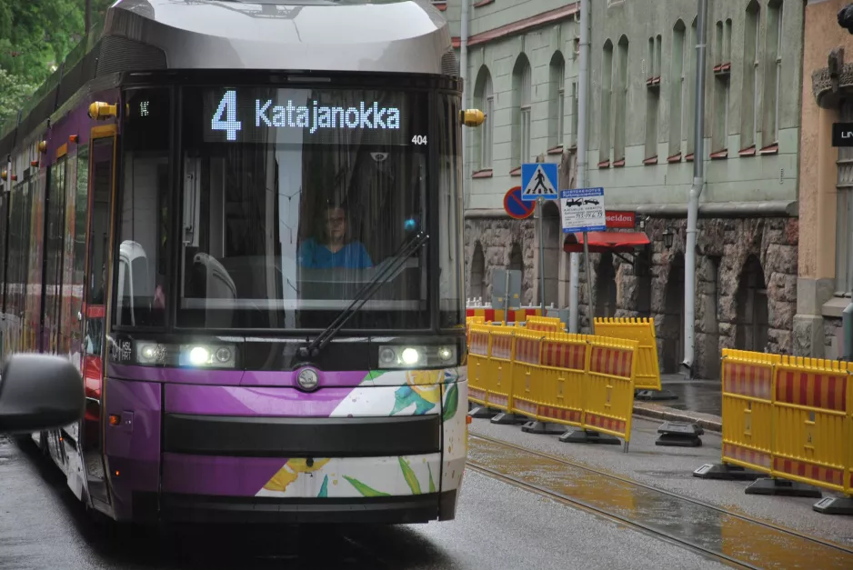 Helsingfors sporvognslinje 4 med lavgulvsledvogn 404 på Aleksanterinkatu/Alexandersgatan (2019)