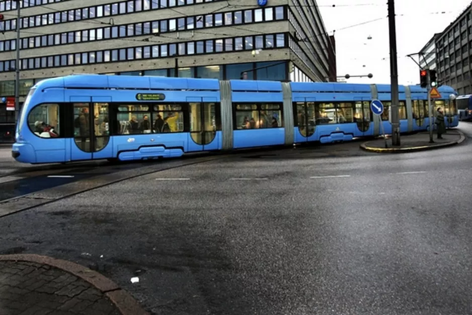 Helsingfors sporvognslinje 6 med lavgulvsledvogn 2263 på Kaivokatu (2008)