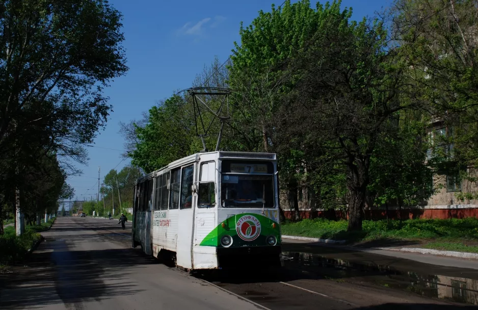 Horlivka sporvognslinje 7 med motorvogn 417 på Zhovtneva Ulitsa (2011)