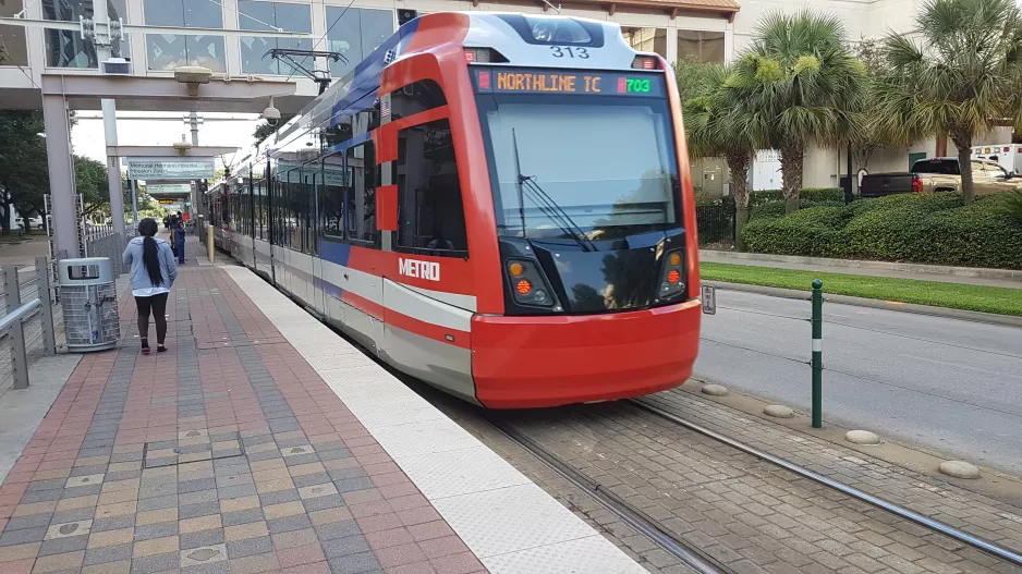 Houston sporvognslinje Rød med lavgulvsledvogn 313 ved Memorial Hermann Hospital/Houston Zoo (2018)