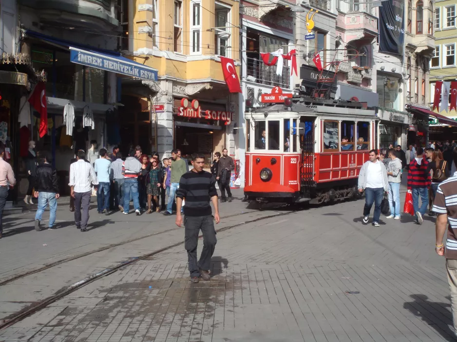 Istanbul Nostalgilinje T2 med motorvogn 223 på İstiklal Cd (2008)