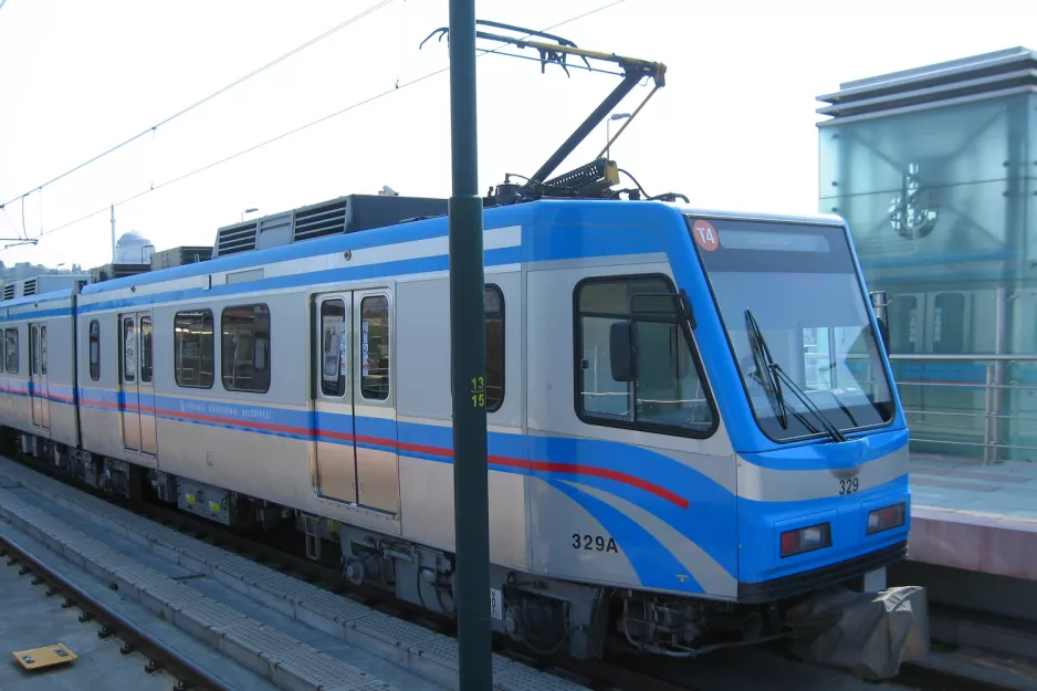 Istanbul regionallinje T4 med ledvogn 329 ved Vatan (2011)