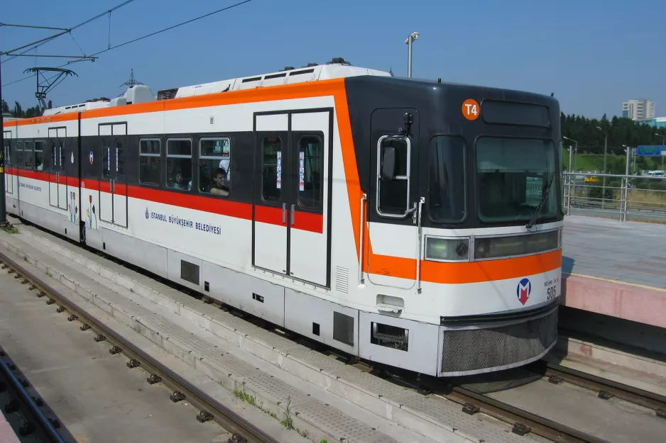 Istanbul regionallinje T4 med ledvogn 505 ved Vatan (2011)