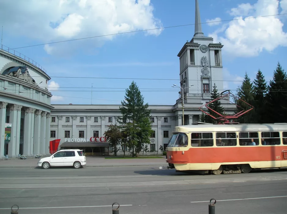 Jekaterinburg motorvogn 185 nær Restaurant CCCP (Den Røde Armes Officers Klub) (2009)