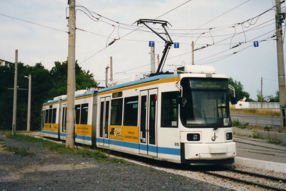 Jena sporvognslinje 1 med lavgulvsledvogn 615 ved Zwätzen Schleife (2003)