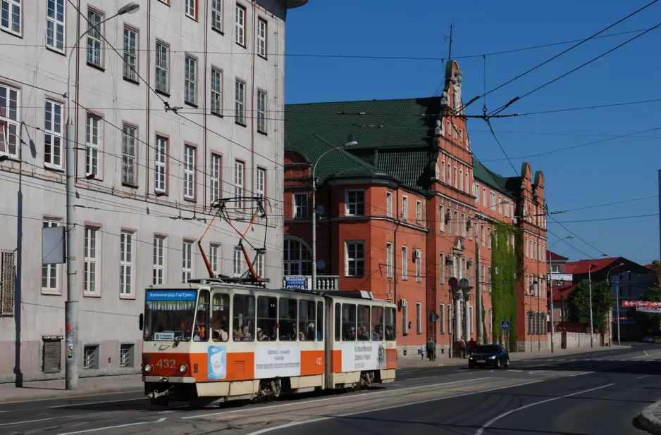 Kaliningrad sporvognslinje 5 med ledvogn 432 på Sovetskiy Prospekt (2012)