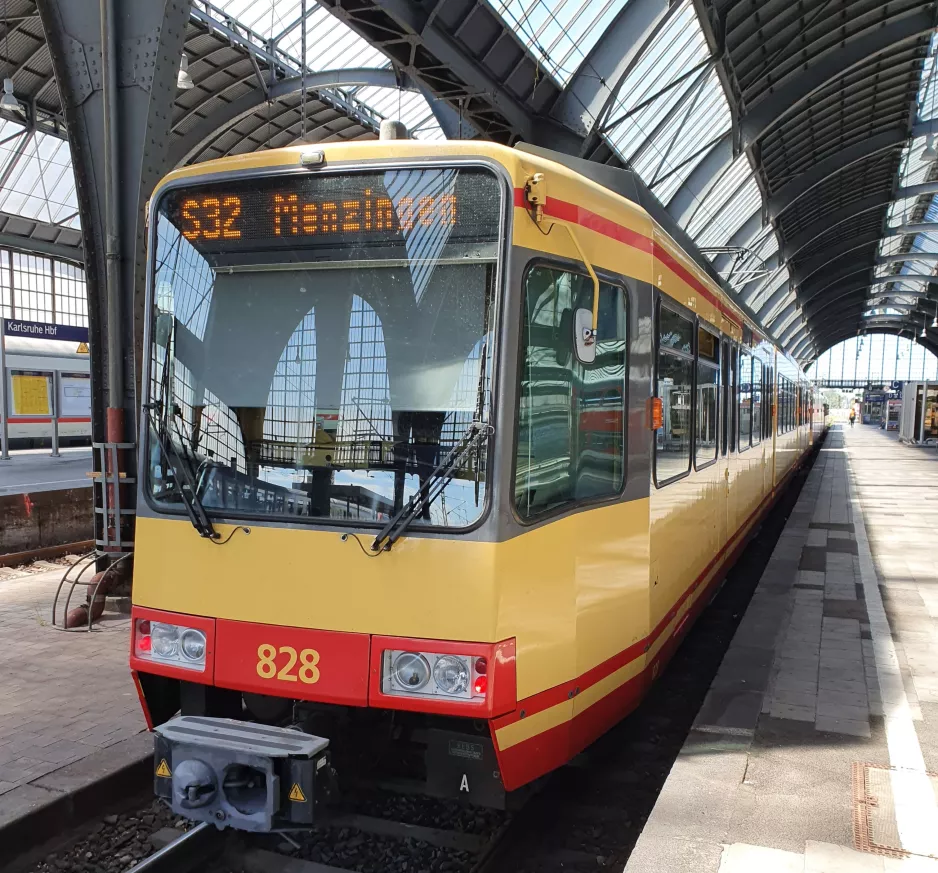 Karlsruhe regionallinje S32 med ledvogn 828 ved Hauptbahnhof (2020)