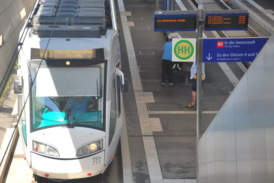 Kassel regionallinje RT1 med lavgulvsledvogn 711 "Die Sterntaler" ved Hauptbahnhof (2017)