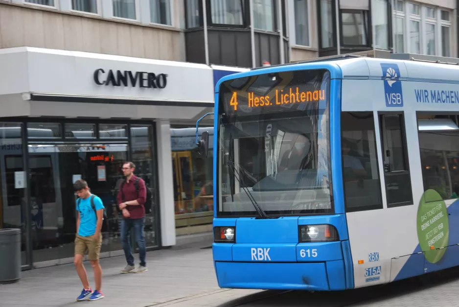 Kassel sporvognslinje 4 med lavgulvsledvogn 615 foran Canvero (2022)