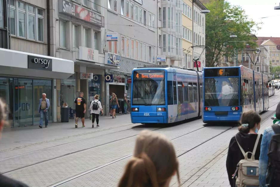 Kassel sporvognslinje 4 med lavgulvsledvogn 615 nær Friedrichsplatz (2022)