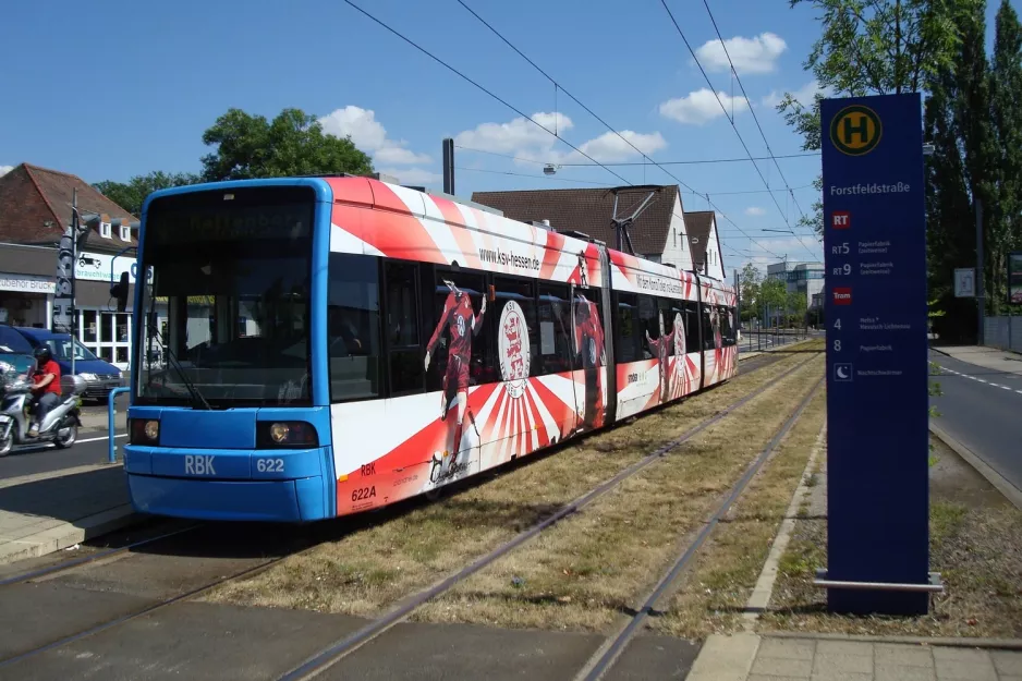 Kassel sporvognslinje 4 med lavgulvsledvogn 622 ved Forstfeldstraße (2010)