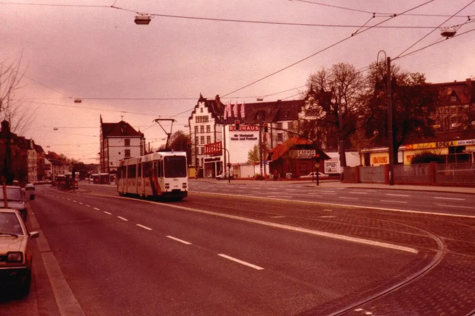 Kassel sporvognslinje 5 med ledvogn 415 ved Auestadion (1990)