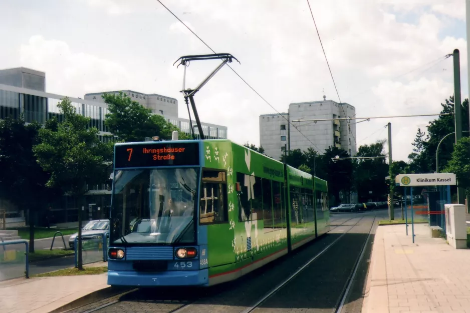 Kassel sporvognslinje 7 med lavgulvsledvogn 453 ved Klinikum Kassel (2007)