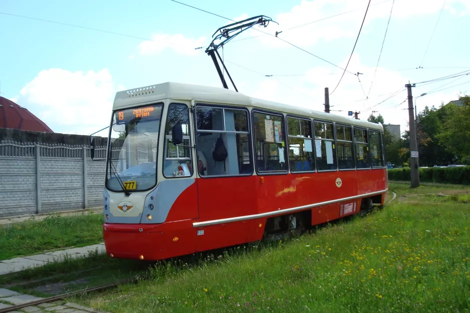 Katowice sporvognslinje T19 med motorvogn 777 ved Stroszek Zajezdnia (2008)