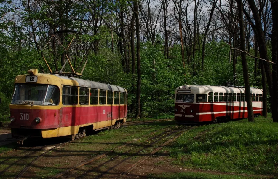 Kharkiv sporvognslinje 12 med motorvogn 310 ved Lisopark (2011)