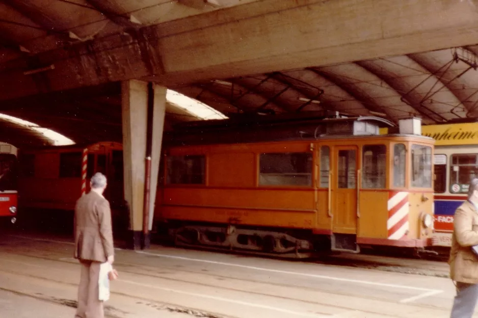 Kiel arbejdsvogn 352 inde i Betriebshof Gaarden (1981)