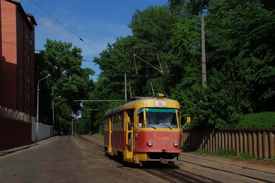 Kiev ekstralinje 11K med motorvogn 5939 ved Pozhezhne depot (2011)