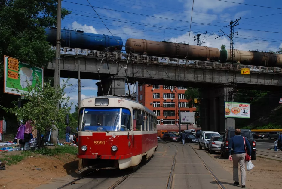 Kiev sporvognslinje 16 med motorvogn 5991 ved Vulytsya Sklyarenko (2011)