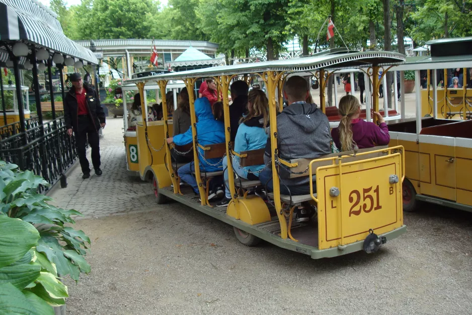 København Tivoli med åben modelbivogn 251 ved Linie 8 (2015)