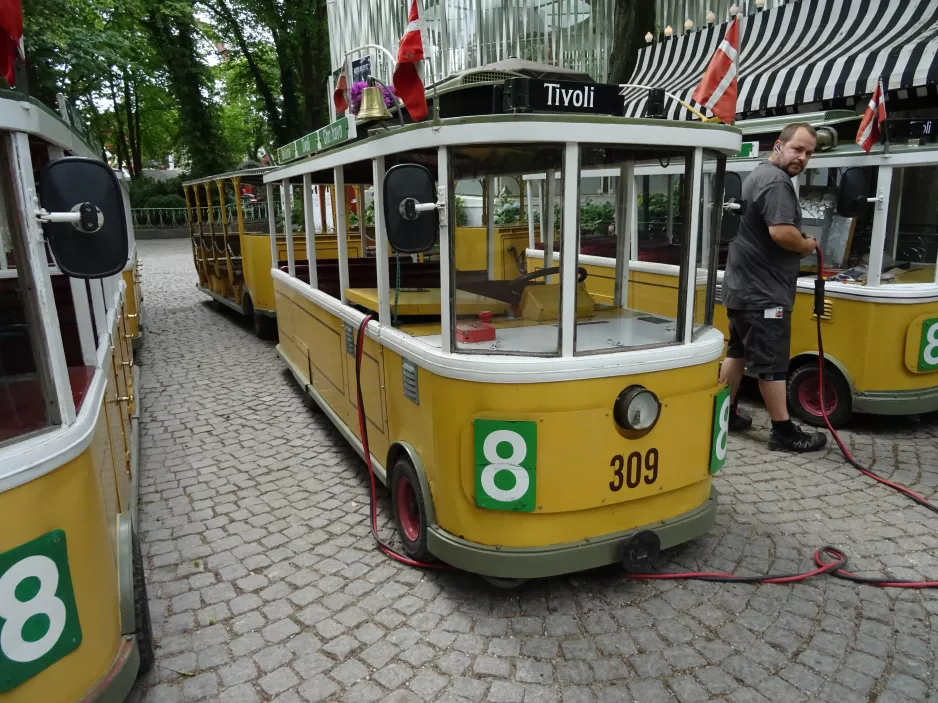 København Tivoli med modelmotorvogn 309 ved Linie 8 (2019)