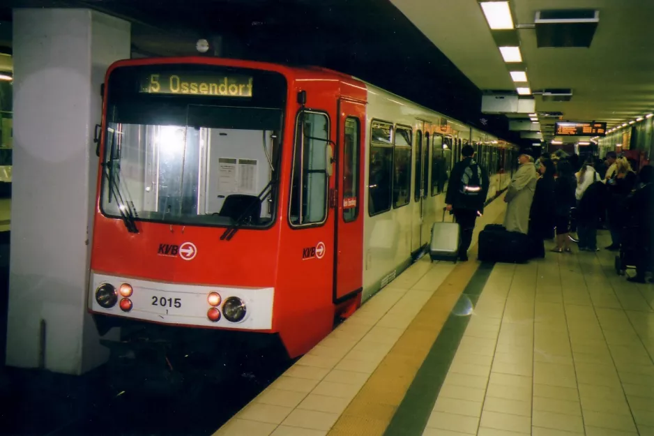 Köln sporvognslinje 5 med ledvogn 2015 ved Dom/Hauptbahnhof (2007)