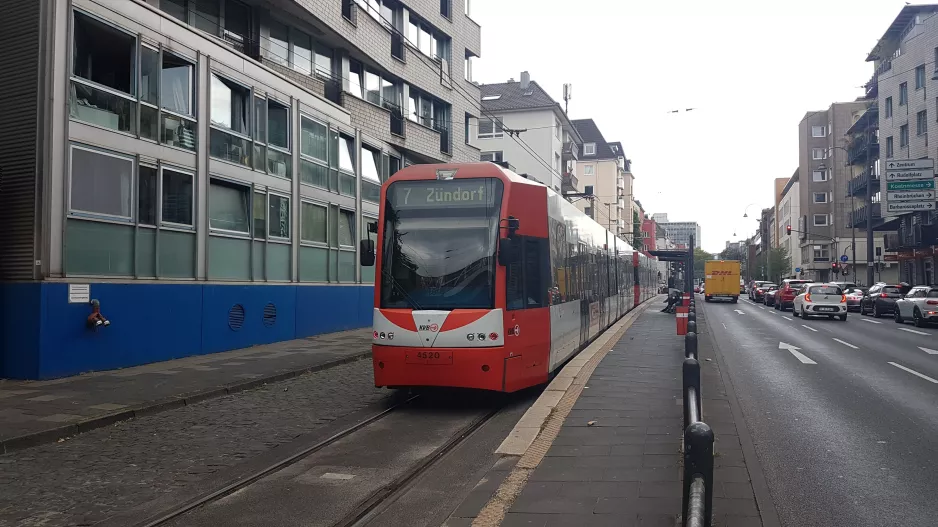 Köln sporvognslinje 7 med lavgulvsledvogn 4520 ved Moltkestraße (2018)