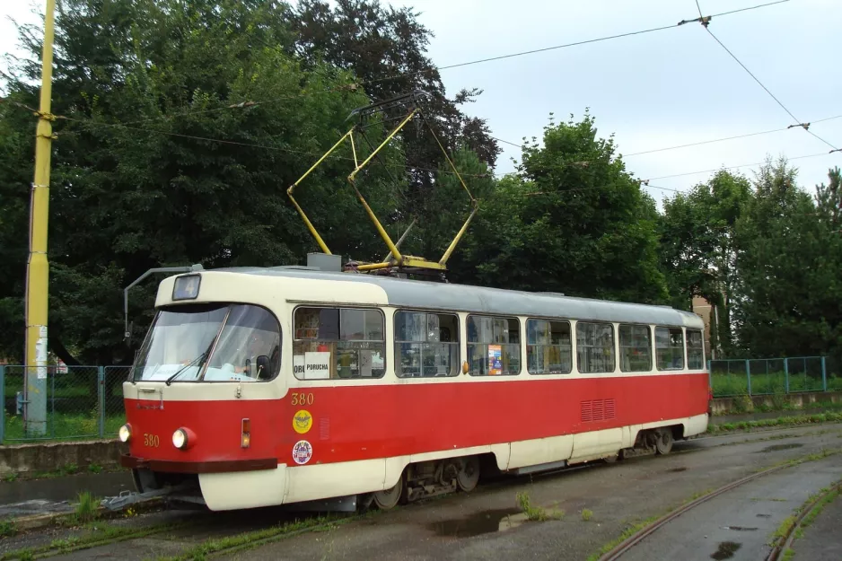 Košice sporvognslinje 4 med motorvogn 680 ved Socha Jána Pavla II (2011)