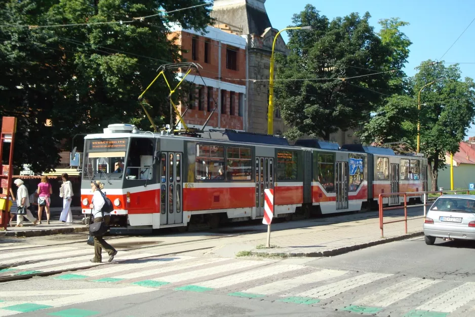 Košice sporvognslinje 6 med ledvogn 528 ved Námestie Maratónu Mieru (2011)