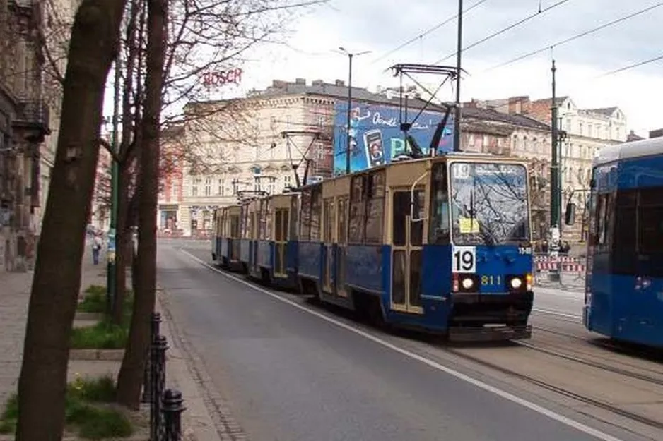 Kraków ekstralinje 19 med motorvogn 811 på Basztowa (2005)