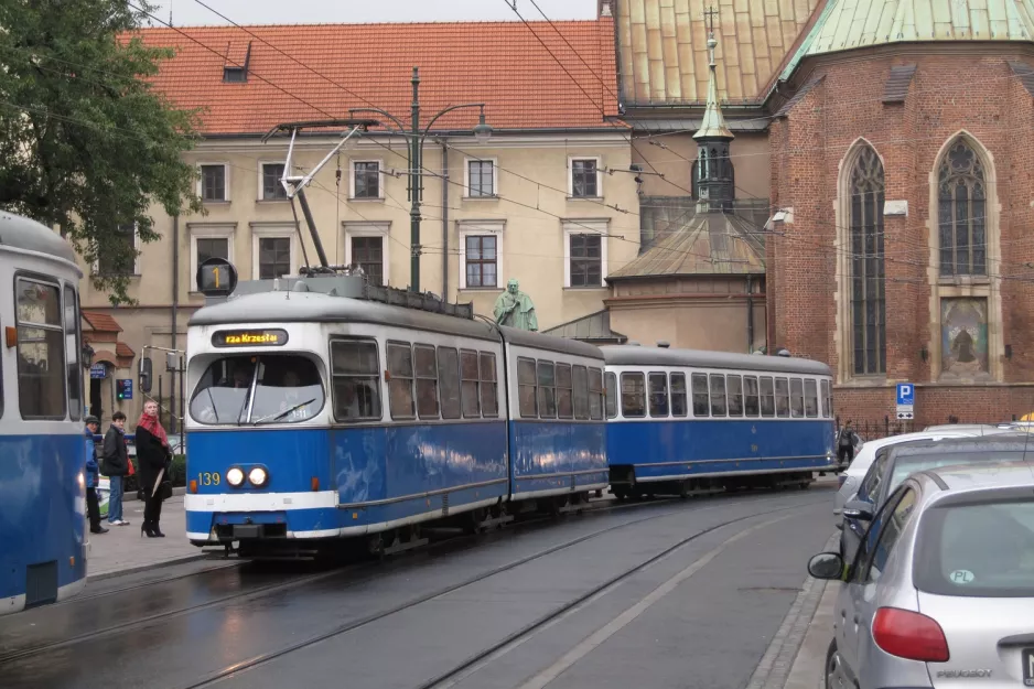 Kraków sporvognslinje 1 med ledvogn 139 ved Plac Wszystkich Świętych (2011)