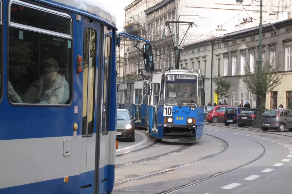 Kraków sporvognslinje 10 med motorvogn 491 på Uliga Stradomska (2011)