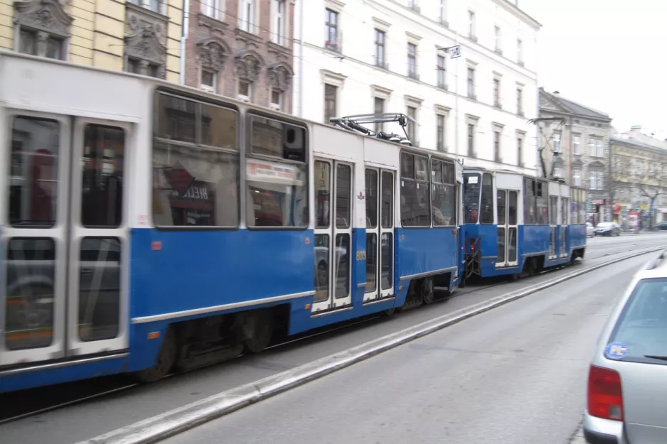 Kraków sporvognslinje 10 med motorvogn 803 nær Stradom (2011)