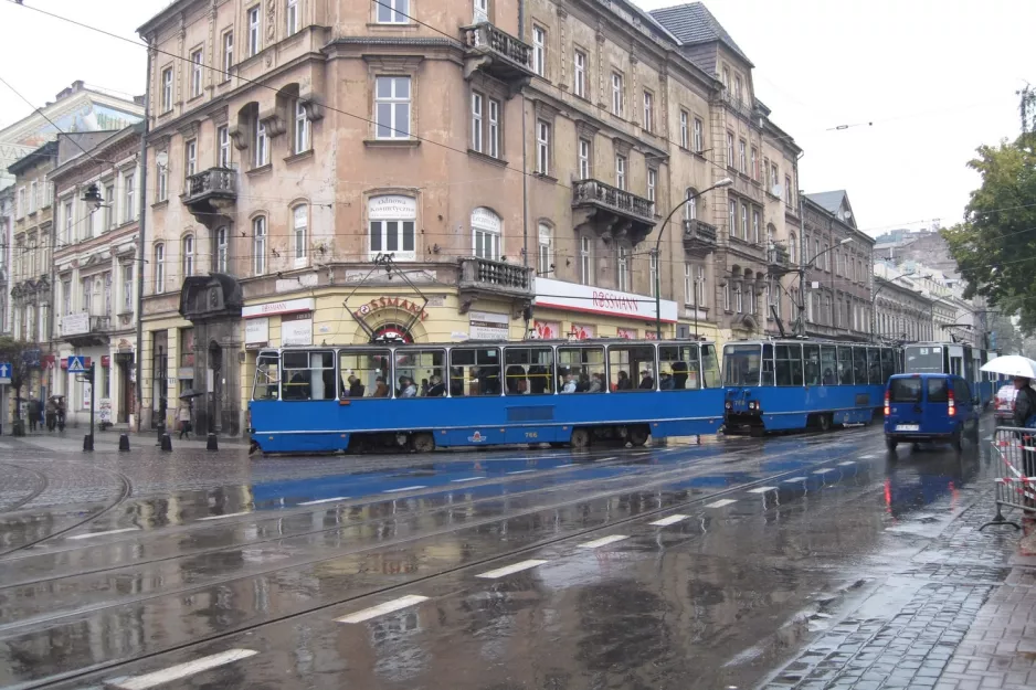 Kraków sporvognslinje 13 med motorvogn 766 i krydset Karmelicka/Juliana Dunajewskiego (2011)