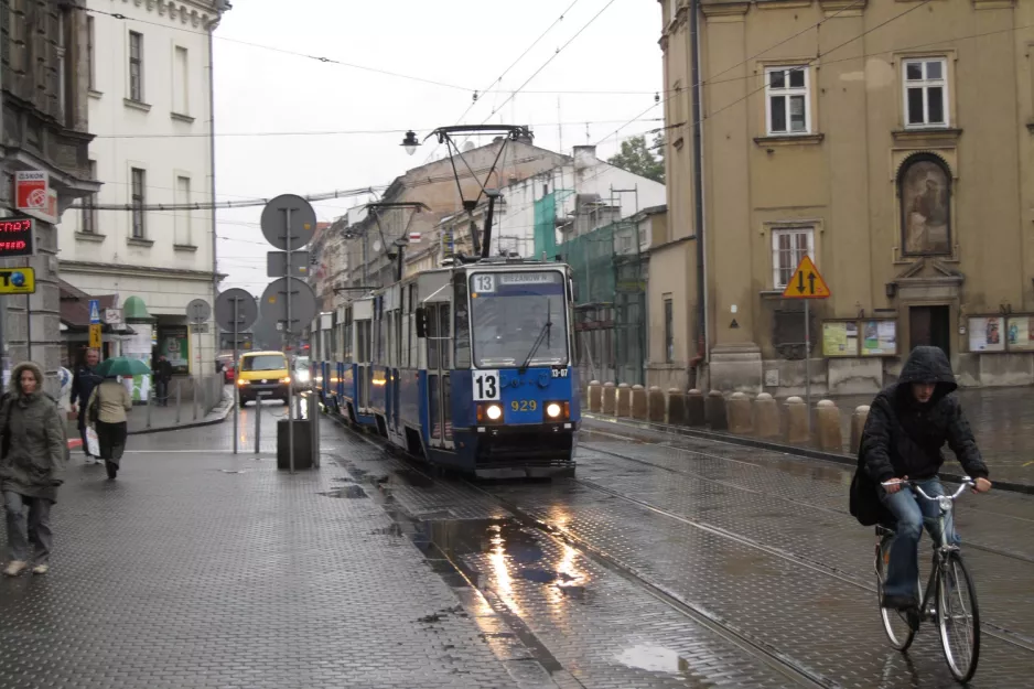 Kraków sporvognslinje 13 med motorvogn 929 nær Plac Wolnica (2011)