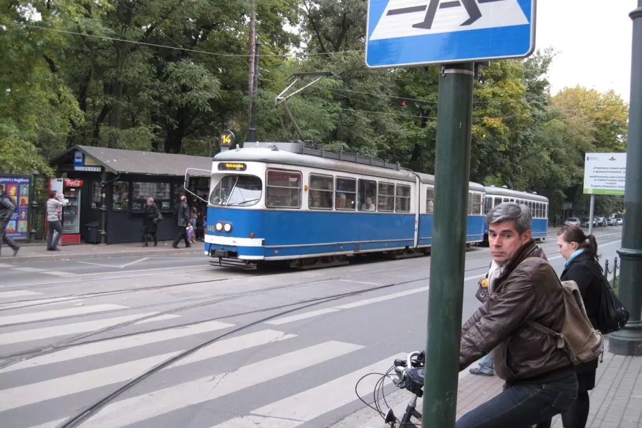 Kraków sporvognslinje 14 med ledvogn 146 ved Stary Kleparz (2011)