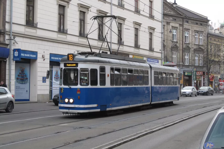 Kraków sporvognslinje 18 med ledvogn 182 på Stradomska (2011)