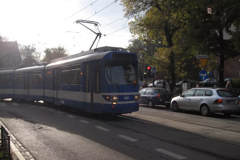 Kraków sporvognslinje 19 med ledvogn 3061 nær Stradom (2011)